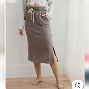 Aerie soft terry cloth/sweatshirt material midi skirt. Size Medium. Good preowne